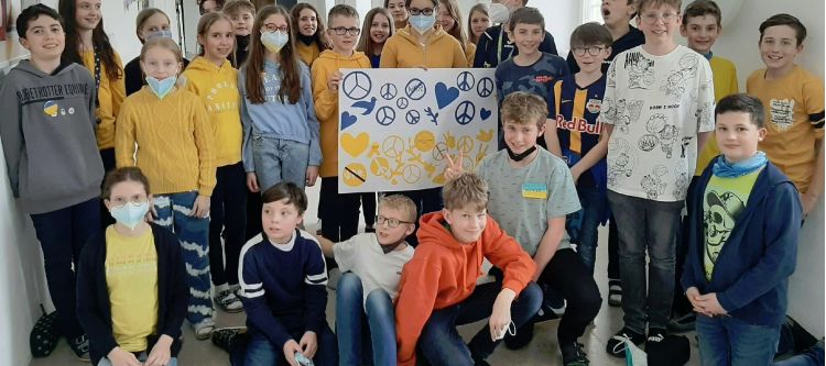 Schulklasse blau gelb gekleidet
