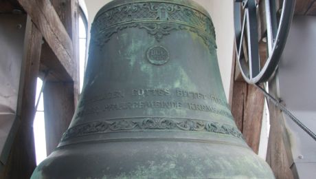 Glocke mit Aufschrift Ihr Heiligen Gottes bittet für uns