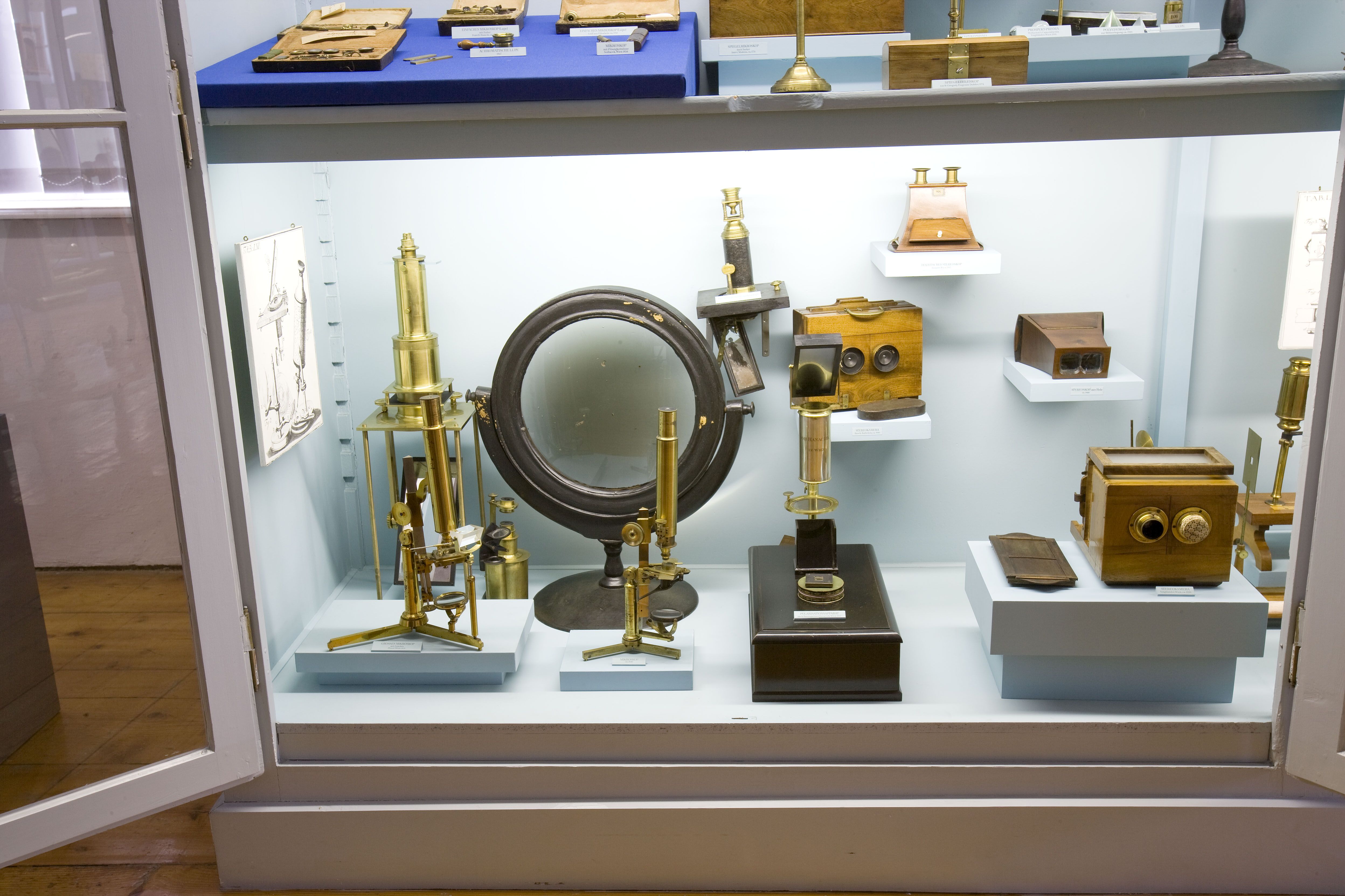 Goldene Mikroskope, Lupen und weitere optische Apparate aus Holz