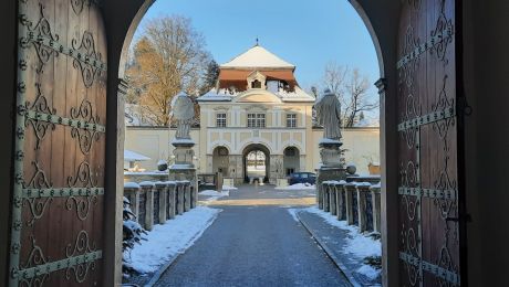 zwei Kirchtürme in Morgenrot