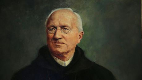 Porträt eines Ordensmannes mit kurzem grauen Haar und Brille