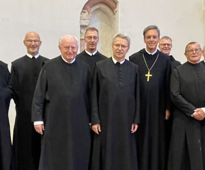 Gruppe von Mönchen mit schwarzem Habit