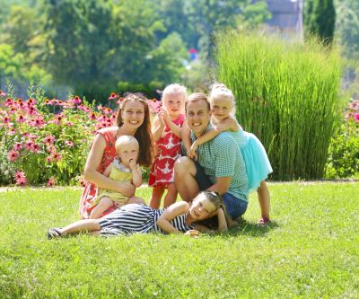 junge familie bei sonnenschein auf einer wiese