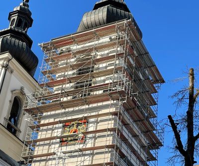 eingerüsteter Kirchturm