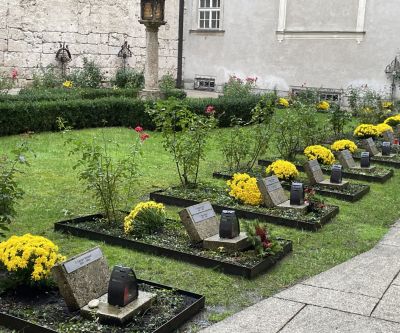 Gräber mit gelben Crysanthemen