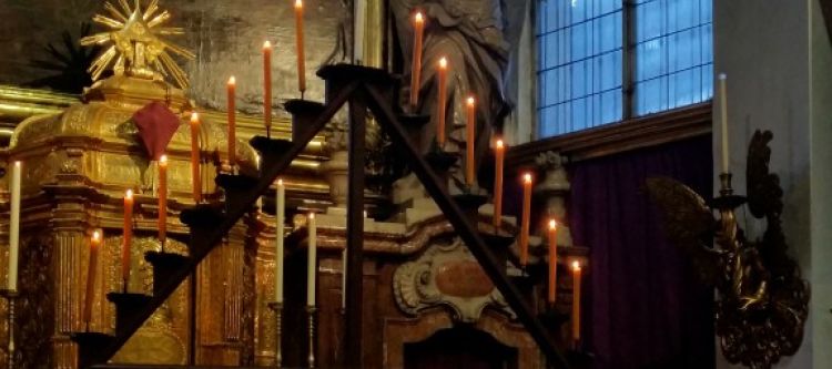 dreieckiger leuchter mit fünfzehn kerzen