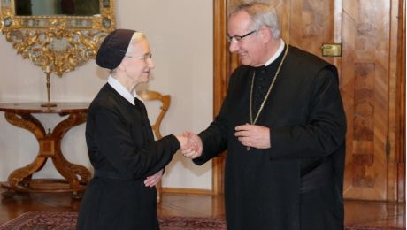 Zwei Personen geben sich die Hand zur Gratulation