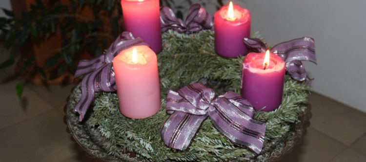 Adventkranz mit vier brennenden Kerzen