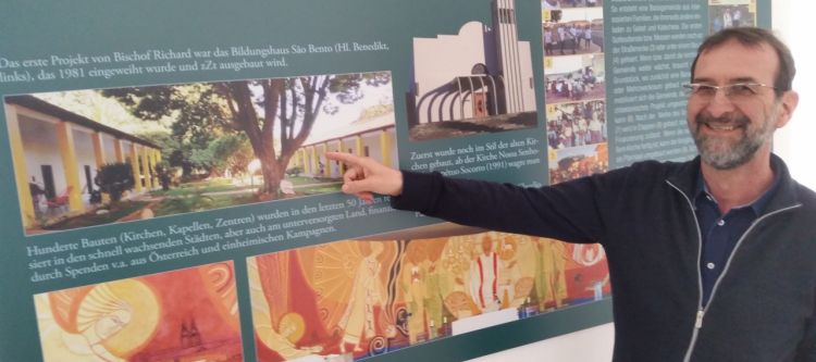Pfarrer Christian Mayr zeigt die Brasilien Ausstellung