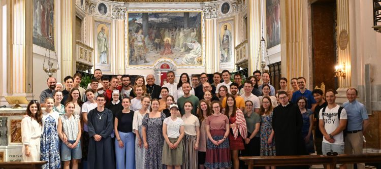 Gruppenfoto mit jungendlichen Personen vor dem Altarbild des heiligen Apapitus in Palestrina