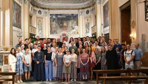 Gruppenfoto mit jungendlichen Personen vor dem Altarbild des heiligen Apapitus in Palestrina
