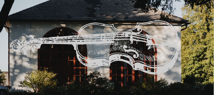 Historisches Gartenhaus mit Violine