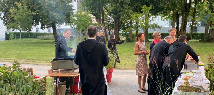 mehrere personen beim grillen im garten