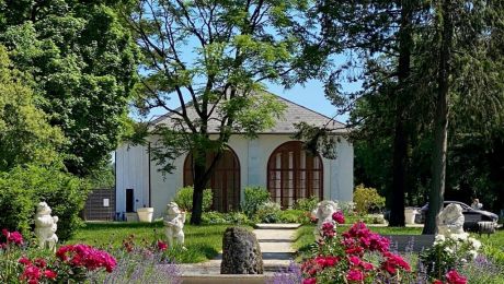 Historisches Gartenhaus in einer Parkanlage
