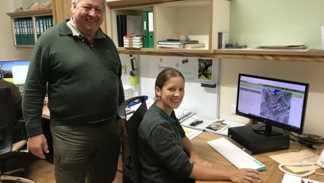 Pater Gotthard Niedrist und Birgit Stöhr in der Forstkanzlei