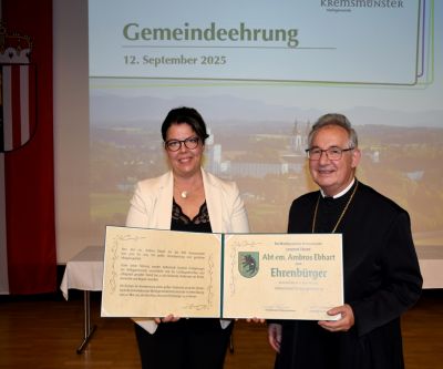 Dagmar Fetz-Lugmair und Abt Ambros Ebhart mit der Ehrenbürgerurkunde