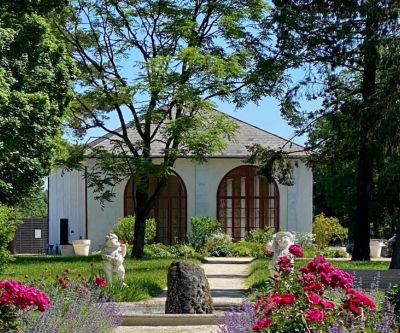 Historisches Gartenhaus in einer Parkanlage