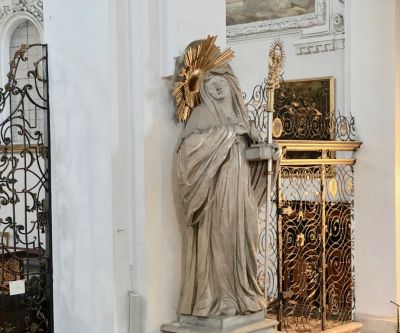 Statue mit Darstellung der heiligen Scholastika