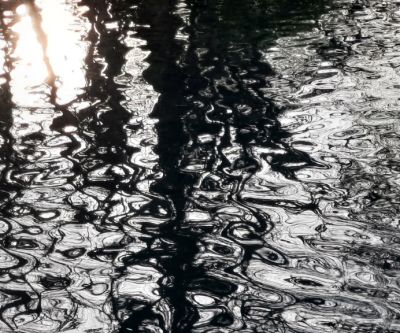 wasseroberfläche mit sonnenstrahlen
