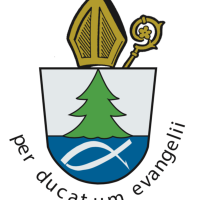 Wappen mit Mitra, Baum und Fisch und Text per ducatum evangeli Abt Ambros OSB