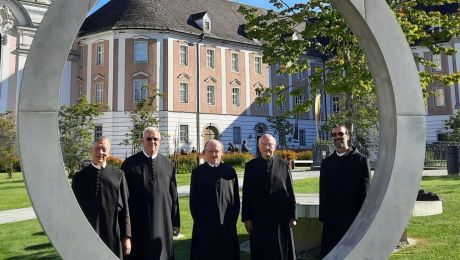 fünf Benediktiner mit der Stiftskirche Wilhering im Hintergrund
