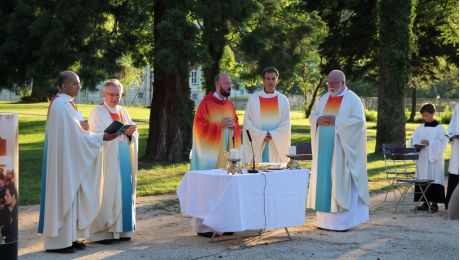 Altar und Priester unter freiem Himmel