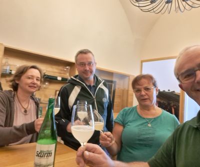 MitarbeiterInnen der Weinkellerei präsentieren Sturm 2023