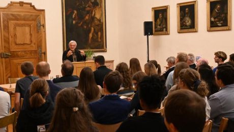 Wolfgang Schüssel mit Jugendlichen beim Treffpunkt Benedikt