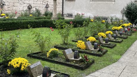 Gräber mit gelben Crysanthemen