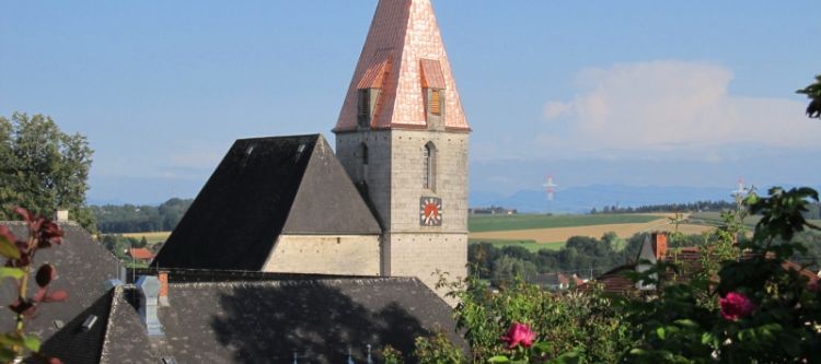 Kirche mit renoviertem Turmdach in Kematen an der Krems