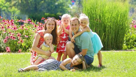 junge familie bei sonnenschein auf einer wiese