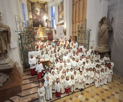 Guppenfoto mit Ministrantinnen und Ministranten vor dem Hochaltar in der Stiftskirche Kremsmünster