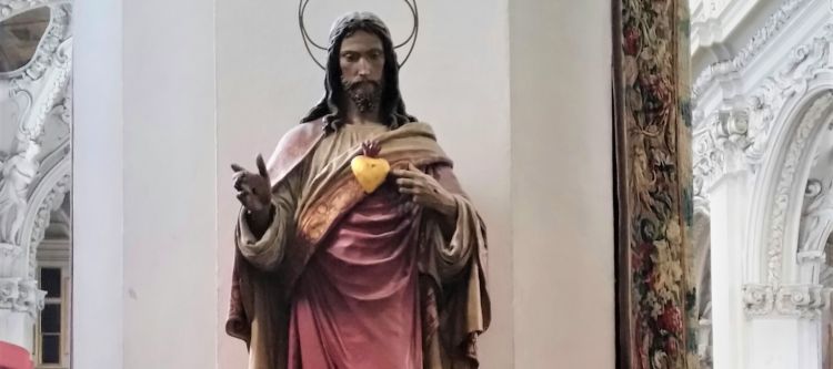 Jesus Statue mit Herz
