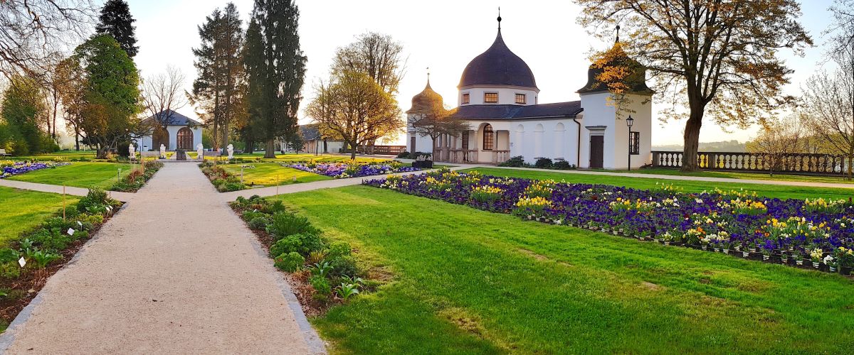 Große Parkanlage mit Feigenhaus und Gartenpavillon