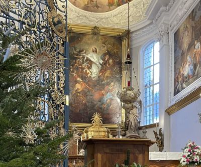 Hochaltar mit Altarbild Christus, rechts Fresko mit Christi Geburt, links Weihnachtsbaum mit Strohsternen