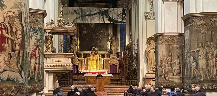 dreieckiger leuchter mit fünfzehn kerzen